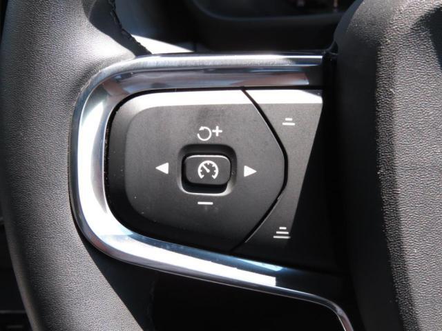 ステアリングの左側で操作ができるアダプティブクルーズコントロールは、前の車両を追従して停止発進まで可能です。ブレーキを踏むと解除になりますので解除も容易です。