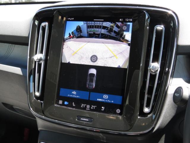 フロントカメラのみの表示もでき、広角レンズにより180度の視界を確保。狭い路地や見通しの悪い交差点などで役立ちます。