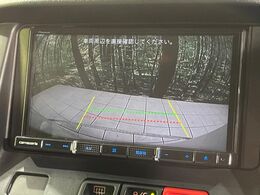 【バックカメラ】駐車時に後方がリアルタイム映像で確認できます。大型商業施設や立体駐車場での駐車時や、夜間のバック時に大活躍！運転スキルに関わらず、今や必須となった装備のひとつです！