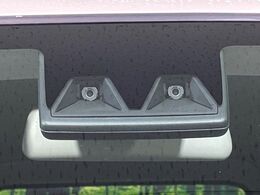 【スマートアシスト】走行中に前方の車両等を認識し、衝突しそうな時は警報とブレーキで衝突回避と被害軽減をアシスト。より安全にドライブをお楽しみいただけます。