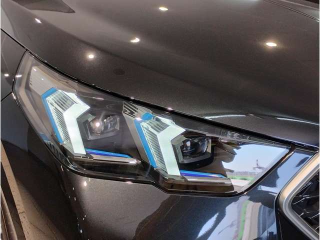 【LEDヘッドライト】先進のLEDテクノロジーを採用。放射される白色光の周波特性は太陽光に近く、バイキセノン・ヘッドライトを上回るコントラストで更に明るく輝きます！