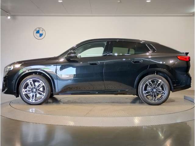 【BMWのxDrive】xDriveはいかなる状況下でも安定した走りを実現しています。 これによりストレスなく運転できることはもちろんのこと、安全性能も向上しています。