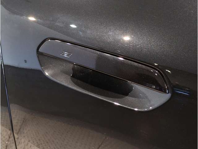 【デザインとの融合】BMWデザイナーが創り出したボディデザインを損なう事のない様に配置とデザインに拘っています。ドアノブについてもBMWの拘りに妥協はありません。