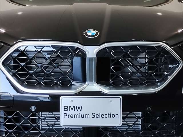 【キドニーグリル】BMWは約90年もの間、ほぼ全ての車両にひと目でBMWだと分かるこの特徴的なフロントグリルが備えられ、デザイン・アイコンとして親しまれてきました。
