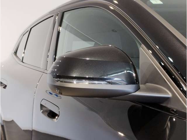 【BMWミラー】視認性の高いスタイリッシュなミラー。自動防眩機能も付いており夜間のドライビングをサポートします。