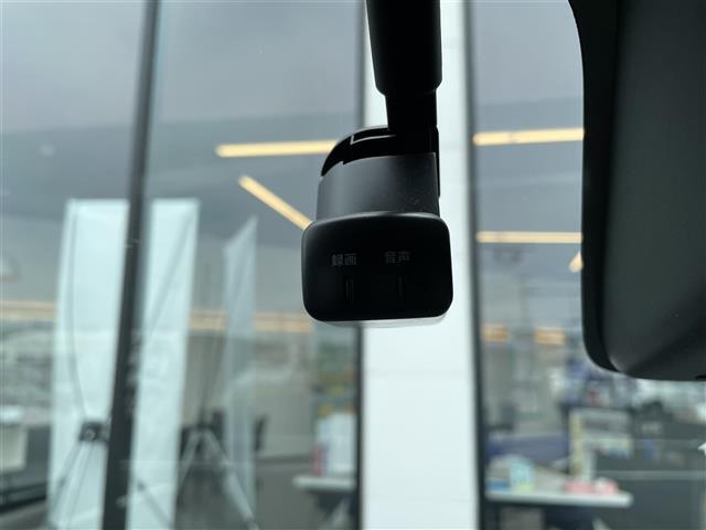 【ドライブレコーダー】映像・音声などの運転中の記録を残します。事故などを起こした起こされた時の証拠になりえますので、もしも時でも安心ですね。