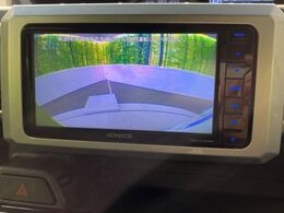 【バックカメラ】駐車時に後方がリアルタイム映像で確認できます。大型商業施設や立体駐車場での駐車時や、夜間のバック時に大活躍！運転スキルに関わらず、今や必須となった装備のひとつです！