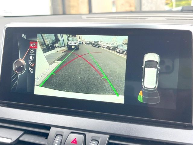 ●ガイドライン付きバックカメラ：不安な駐車もこれで安心！ガイドライン付きなので狭い箇所での駐車もラクラクです！