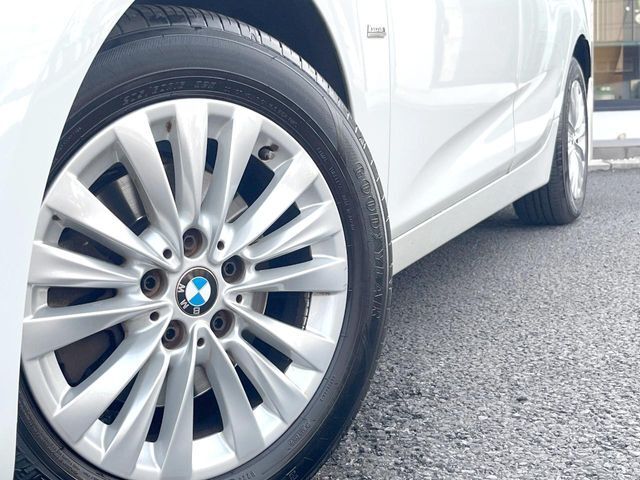 ●純正16インチアルミホイール：輸入車ならではの卓越した走りを支えるホイールと足回りです！日本車の走りに慣れている方にもぜひ体感して頂きたいほど、高いレベルでまとまっています！