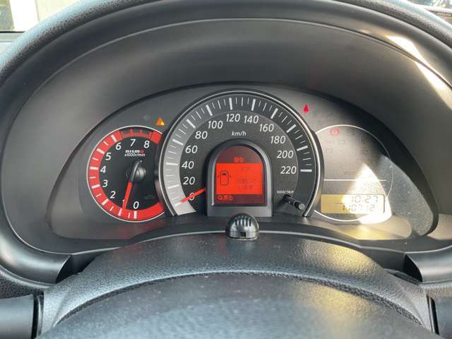 シンプルなメーターになっており、とても見やすくなっております！平均燃費、ガソリン残量、時刻や走行距離などしっかり確認できます！