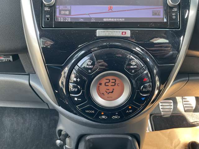 オートエアコンです！ボタンでの簡単な操作で室内を快適な温度にしてくれますので、夏場や冬場でも快適なドライブができます。