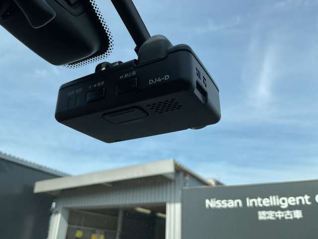 ドライブレコーダー☆いくら安全運転をしていても、事故に巻き込まれることもあります。万が一のときに証拠として使えるドライブレコーダー純正オプションで4万円ほどかかるものが付いています！