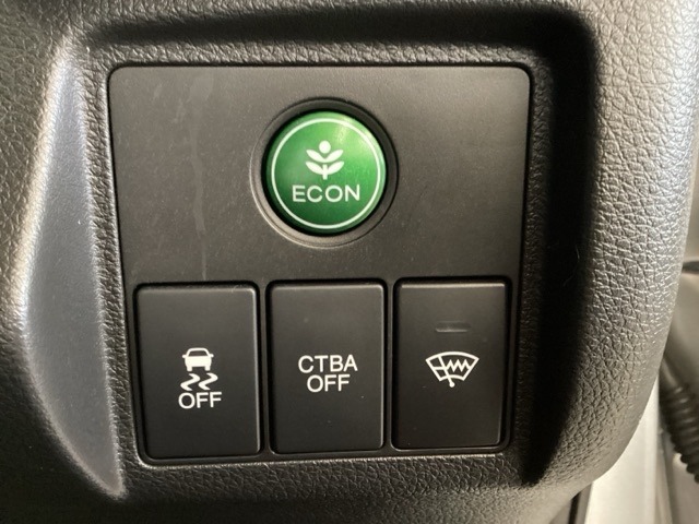 ハンドルの右側には安全装備の、CTBA（シティブレーキアシストシステム）とVSA（ABS＋TCS＋横滑り抑制）の解除スイッチがついています。燃費に役立つECONボタンもここです。