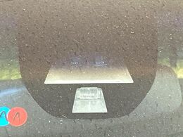 【シティブレーキアクティブシステム】低速走行中に前方の車両等を認識し、衝突しそうな時は警報とブレーキで衝突回避と被害軽減をアシスト。より安全にドライブをお楽しみいただけます。