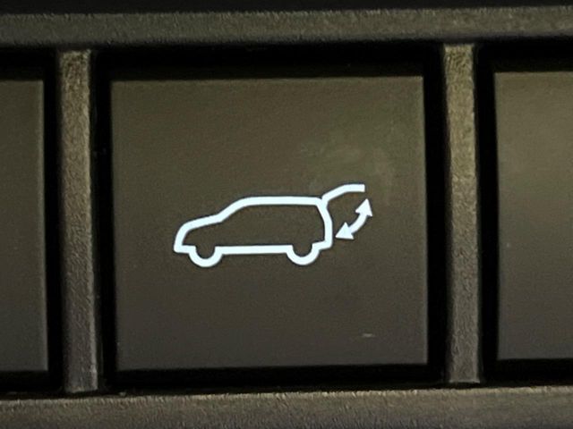 【パワーバックドア】スマートキーや運転席のボタンを押すだけでリアゲートが自動で開閉します！荷物を持っている時や、高い位置にあるバックドアを閉める際に便利な機能です♪