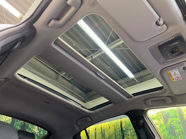 【パノラマルーフ】大型のガラスルーフ搭載で車内の解放感が一気にアップ！開放的なドライブをお楽しみいただけます。