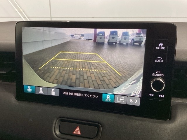 リバースギアに入れるだけで後方の表示へ切り替わります。夜間や雨の日の駐車も楽になりますよ。