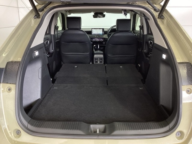 リア席を倒せば広々とした空間の出来上がり！床が低くフラットになり、天井までの高さがありますので積載が便利です。