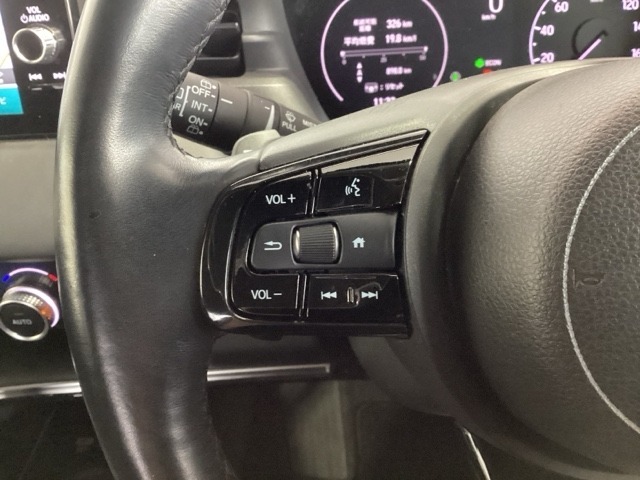 ステアリングにオーディオ操作スイッチが付いています。オーディオ画面に直接タッチしなくても操作が出来ますので、運転に集中できます。