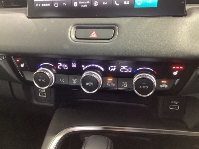 左右独立エアコンなので左右で温度を変えられます。同乗者の方も快適ですね。