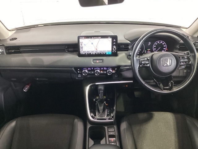 使いやすいレイアウトのダッシュボード周辺です。オートエアコンや小物入れなど嬉しい装備が満載です。