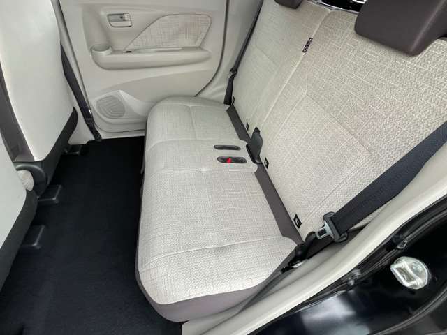 リアシートはスライド出来ますので、軽自動車なのに足元広々！ゆったり乗ることが出来ます。