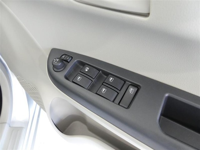 室内スイッチにてミラーの角度調整ができます、運転者さんが替わった時など便利な装備です。 またミラー格納のスイッチも装備しています。