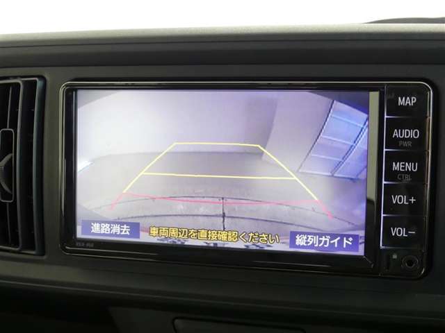 バックガイドモニター付き。車両後方の映像をナビ画面に表示し、駐車などの後退操作をサポートします。