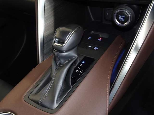 電動パーキングブレーキ・ブレーキホールドを装備してます。ホールド機能は信号待ちが多い一般道で疲労軽減になり、大好評です！