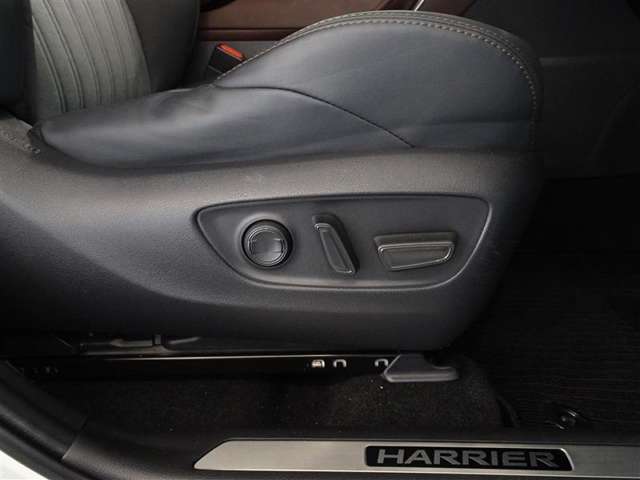 パワーシート搭載。微妙な調整が手軽にでき、ピッタリのポジションで運転することが可能です。