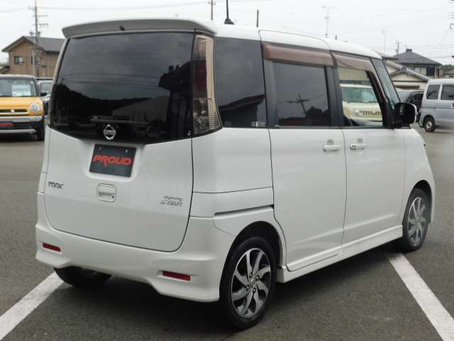 車両入庫チェックではエンジン・機関系をはじめ、電装装備、内装など100項目以上のチェックをしています。試乗も行なっていますのでご安心下さい。