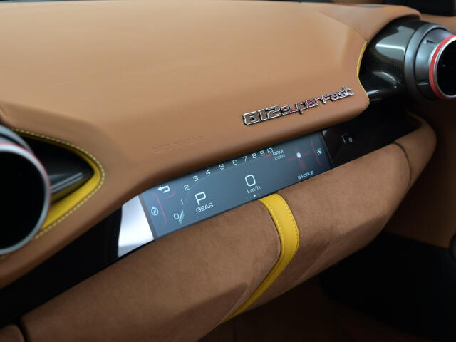 オプションのパッセンジャーディスプレイを装備しております。車両状態のほか、オーディオなど各種の情報を表示され、助手席の方も一緒に楽しめるようになっております。