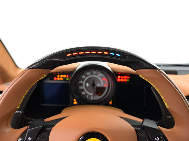 F1よりフィードバックされたテクノロジーです。LEDの点灯により、ご自身で最適なシフトタイミングを計ることが可能です。サーキット走行時等に視線をそらさずにシフトチェンジを行えます。