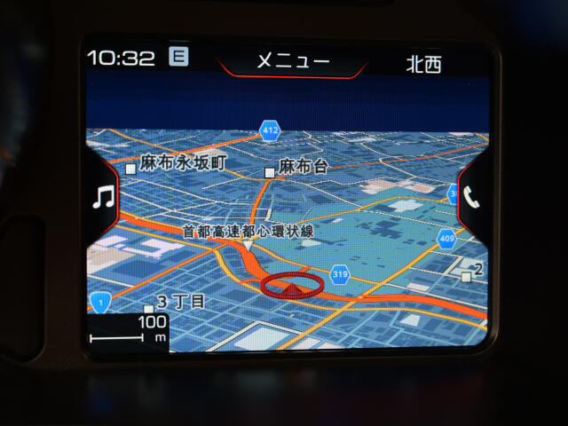 ナビゲーションを装備しています。先代モデルに比べ、地図ソフトも新しくなり、操作性も向上しました。Bluetoothによる各オーディオ機器と接続することも可能です。