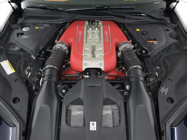 V12　自然吸気エンジンを搭載しています。6.5リッターの大排気量とは思えないレスポンスを味わえます。ターボやハイブリッドではないフェラーリ伝統のV12気筒をぜひ一度ご体感ください。