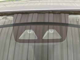 【スマートアシスト】走行中に前方の車両等を認識し、衝突しそうな時は警報とブレーキで衝突回避と被害軽減をアシスト。より安全にドライブをお楽しみいただけます。