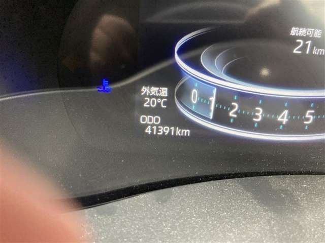 とっても見やすいメーターです。夜間時はラグジュアリーな気分にさせてくれる照明が魅力ですので、夜のドライブも楽しみになりますよ♪