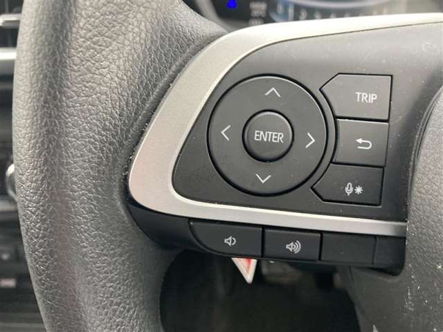 ステアリングスイッチ付き。前方から目を離すことなく操作することが可能です。