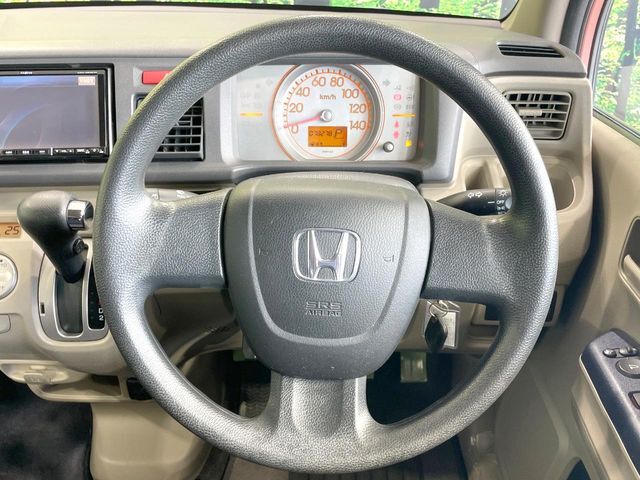 インテリアに合わせたデザインのステアリングは、運転される方のことも考え、運転しやすい形状、大きさです。是非一度、実際に触ってお確かめください。