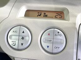 【オートエアコン】一度お好みの温度に設定すれば、車内の温度を検知し風量や温度を自動で調整。暑い…寒い…と何度もスイッチ操作をする必要はありません。快適な車内空間には必須の機能ですね♪