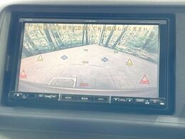 【バックカメラ】駐車時に後方がリアルタイム映像で確認できます。大型商業施設や立体駐車場での駐車時や、夜間のバック時に大活躍！運転スキルに関わらず、今や必須となった装備のひとつです！