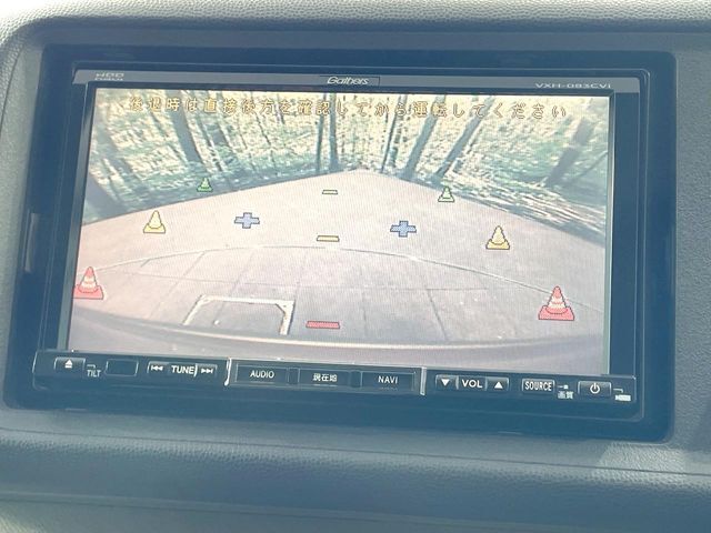 【バックカメラ】駐車時に後方がリアルタイム映像で確認できます。大型商業施設や立体駐車場での駐車時や、夜間のバック時に大活躍！運転スキルに関わらず、今や必須となった装備のひとつです！