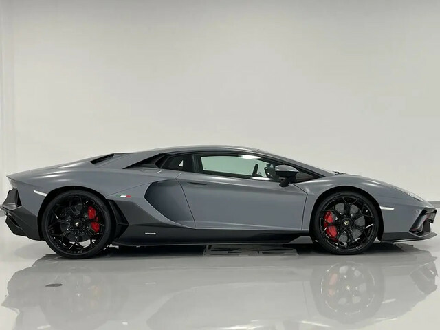 Lamborghiniのフラッグシップモデルの証ともいえる上向きに開く「シザードア」