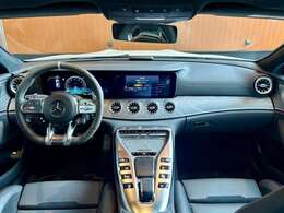 全体を俯瞰してみるとよく分かる、細部までこだわったデザインです！ドライバーの運転姿勢にもこだわっていることがよく分かります！