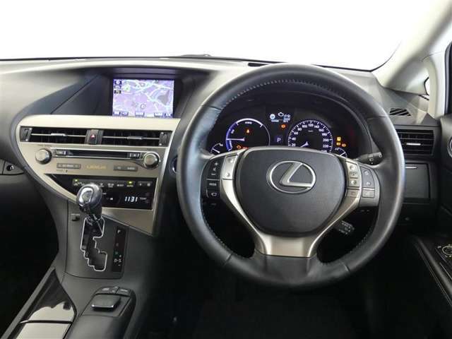 【運転席まわり】　　運転席・インパネまわりの画像です！ハンドルやシートなども隅々までクリーニング済み☆キレイな車内でドライブがより一層快適にお楽しみいただけると思います！　(^_^)v