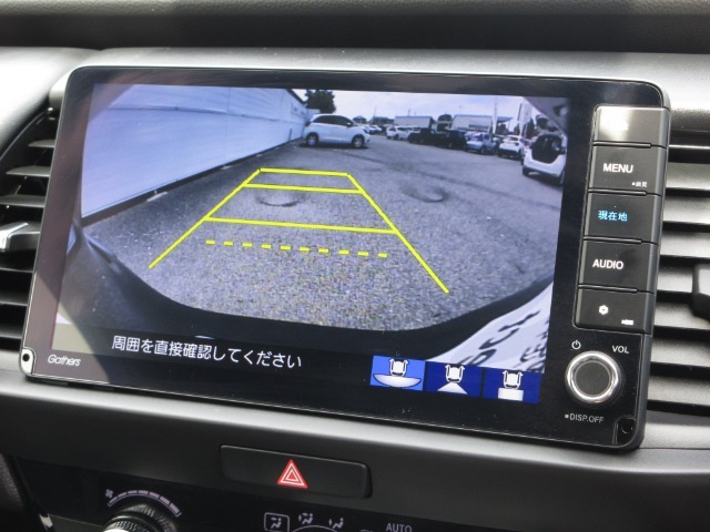 バックをするとき自動でリアの様子が映る『リアカメラ』付き！　ナビ画面で確認しながらバックができますから安心ですね。でも、目視も大切ですよ！安全第一でお願いします！