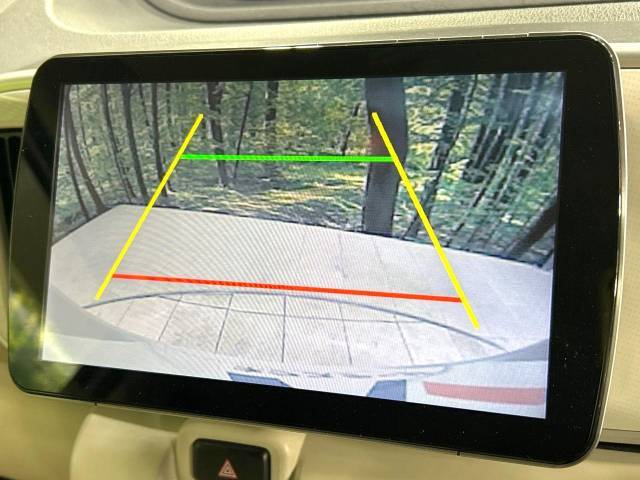 【バックカメラ】駐車時に後方がリアルタイム映像で確認できます。大型商業施設や立体駐車場での駐車時や、夜間のバック時に大活躍！運転スキルに関わらず、今や必須となった装備のひとつです！