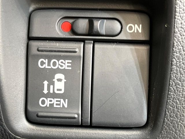 【パワースライドドア】スマートキーや運転席のスイッチでスライドドアの開閉が可能♪電動だから力を入れてドアを開ける必要が無く、小さいお子様でも、重い荷物を持っている時もラクに開け閉めできます♪