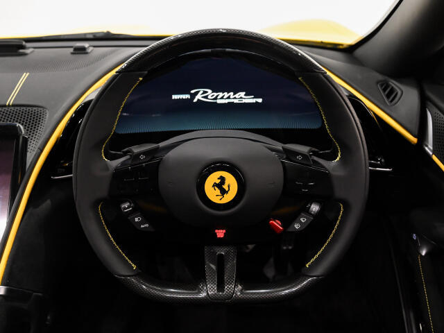 鮮烈なGiallo Modenaのボディカラーに、Neroインテリアが引き締まった印象を与え、特注のGialloステッチやシートセンターのストライプが洗練されたスポーティさを際立たせています。