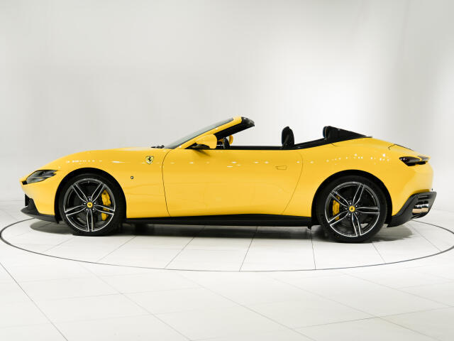 遮熱ウィンド・スクリーンやソフトトップカラーNeroにコントラストステッチGialloが施された幌もこのモデルならではの魅力です。